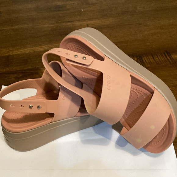 CROCS Tan and Pink Sandals with Modern Design - Picture 6 of 6